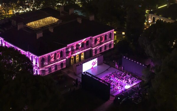 2023年10月9日晚，外灘源壹號被粉色點亮