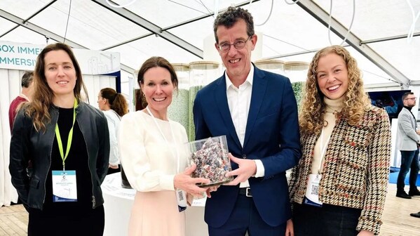 全球首個(gè)PET生物回收工廠Longlaville奠基儀式；左一：B&eacute;n&eacute;dicte Garbil，CARBIOS企業(yè)事務(wù)副總裁；左二：Vibeke Krohn，陶朗紡織品再生業(yè)務(wù)負(fù)責(zé)人；右二：Mathieu Berthoud，CARBIOS公共事務(wù)負(fù)責(zé)人；右一：Mari Larsen S&aelig;ther，陶朗紡織品再生業(yè)務(wù)商務(wù)拓展負(fù)責(zé)人。