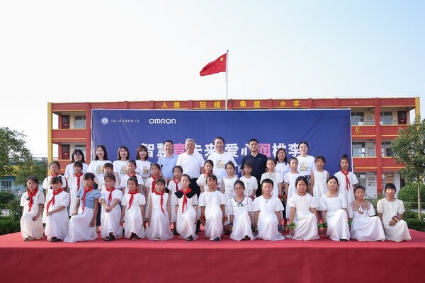 “智慧育未來(lái)，愛(ài)心潤(rùn)桃李”主題教育公益捐贈(zèng)儀式現(xiàn)場(chǎng)合影