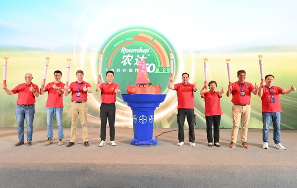 "薪火"傳承，開(kāi)啟新篇——農(nóng)達(dá)&reg;生物育種上市儀式。 從左至右：拜耳全球草甘膦資產(chǎn)總監(jiān)Jay Butka、拜耳作物科學(xué)大中華區(qū)客戶市場(chǎng)部總監(jiān)李一凡、拜耳亞洲區(qū)作物保護(hù)總監(jiān)Jannis Wittka、拜耳作物科學(xué)大中華區(qū)首席運(yùn)營(yíng)官胡夢(mèng)影、拜耳作物科學(xué)大中華區(qū)總經(jīng)理Alfonso Alba、拜耳作物科學(xué)大中華區(qū)法規(guī)科學(xué)部總監(jiān)張麗、拜耳全球非選擇性除草劑運(yùn)營(yíng)總監(jiān)Steve Knodle、拜耳作物科學(xué)大中華區(qū)供應(yīng)鏈總監(jiān)謝毅