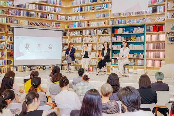 “2024女性健康影響力洞察報告”發(fā)布會暨女性身心健康沙龍圓桌互動現(xiàn)場，從左至右，北京師范大學(xué)心理學(xué)部副部長、教授、博士生導(dǎo)師韓卓，北京天壇普華醫(yī)院副院長、迦華國際診所總經(jīng)理張敬，招商信諾人壽保險有限公司總經(jīng)理助理兼首席財務(wù)官劉雯菁，主持人