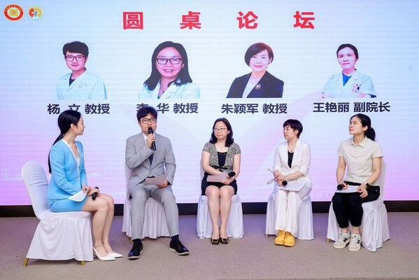 圓桌討論環(huán)節(jié) (左二：鄭州大學第三附屬醫(yī)院婦科副主任、婦二病區(qū)主任楊立；左三：首都醫(yī)科大學附屬北京朝陽醫(yī)院婦產(chǎn)科主任李華；左四：天津市中心婦產(chǎn)科醫(yī)院普婦科主任朱穎軍；左五：陜西省大荔縣婦幼保健院副院長王艷麗）