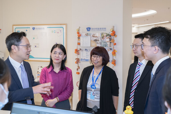 （左一）香港特別行政區(qū)政府醫(yī)務衛(wèi)生局副秘書長李力綱（左一）、深圳市福田區(qū)衛(wèi)生健康局副局長史蕾交流