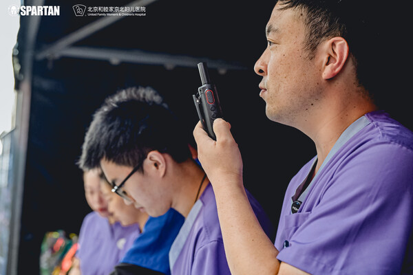 北京和睦家醫(yī)療領(lǐng)隊遲毅超協(xié)調(diào)現(xiàn)場醫(yī)療保障工作中