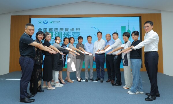 中國(guó)抗癌協(xié)會(huì)康復(fù)分會(huì)主任委員師建國(guó)教授（右七）、中國(guó)抗癌協(xié)會(huì)康復(fù)分會(huì)副主任委員閻舒予教授（左二）、中國(guó)抗癌協(xié)會(huì)康復(fù)分會(huì)秘書長(zhǎng)王昱（右四）、維特奧集團(tuán)董事長(zhǎng)王樹彬（右六）、大連星?？拱穲@園長(zhǎng)季明珞（左七）、患者代表和工作人員為第二期大連維特奧整合癌癥康復(fù)訓(xùn)練營(yíng)揭幕