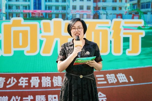 樂至縣城東小學(xué)校書記、校長(zhǎng)李雪梅女士致辭發(fā)言