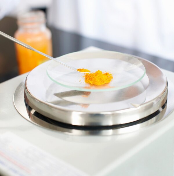 SGS生命科學(xué)服務(wù)部嚴(yán)格遵循國際標(biāo)準(zhǔn)構(gòu)建完善的質(zhì)量管理體系貫穿產(chǎn)品的整個生命周期，從產(chǎn)品研發(fā)到上市后的監(jiān)管，服務(wù)能力覆蓋化學(xué)藥品、生物制藥、醫(yī)療器械和藥品包裝材料等多個細(xì)分領(lǐng)域