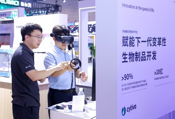 在加速生物醫(yī)藥可及主題展區(qū)，丹納赫帶來了旗下Cytiva思拓凡為生物制藥打造的GoSilico工藝開發(fā)方法，以及Vitual Reality (VR) Training解決方案，展現(xiàn)加速創(chuàng)新療法可及，變革健康未來的無限潛能。