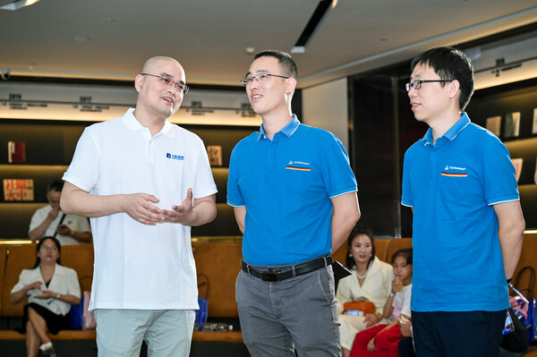 月影照明護(hù)眼落地?zé)臬@T&Uuml;V萊茵低藍(lán)光、無頻閃認(rèn)證