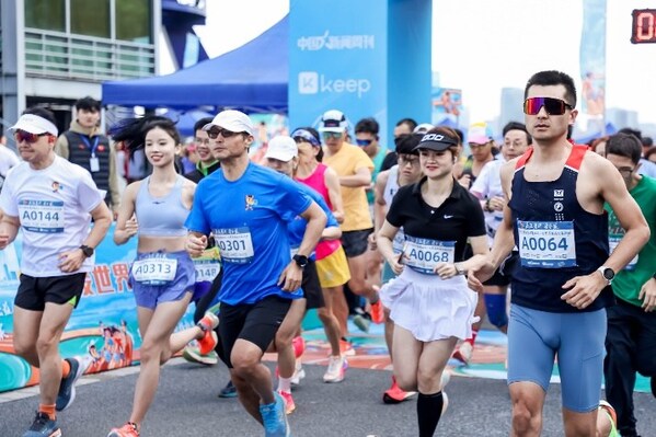 “擊流勇進，愛全家——迎接世界流感日暨首個城市八公里馬拉松公益活動”現(xiàn)場跑者