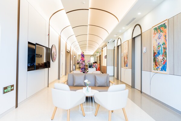 （圖-美華沃德頂層尊享門診，裝點了包括《三位一體》在內(nèi)的多幅Jacky Tsai畫作）