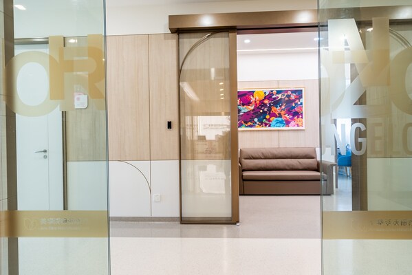 （圖-獨版版畫《嫦娥奔月照四方》被放置在美華沃德頂層尊享門診內(nèi)）