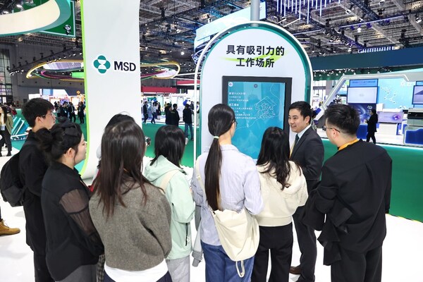 第七屆進博會默沙東人力資源雇主品牌互動專區(qū)，參觀者積極互動