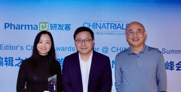 泰格醫(yī)藥創(chuàng)始人葉小平博士（右）為勃林格殷格翰高級副總裁、大中華區(qū)研發(fā)和醫(yī)學(xué)負(fù)責(zé)人張維博士（中）和勃林格殷格翰大中華區(qū)研發(fā)和醫(yī)學(xué)部戰(zhàn)略和項目管理總監(jiān)蔡萌博士（左）頒獎