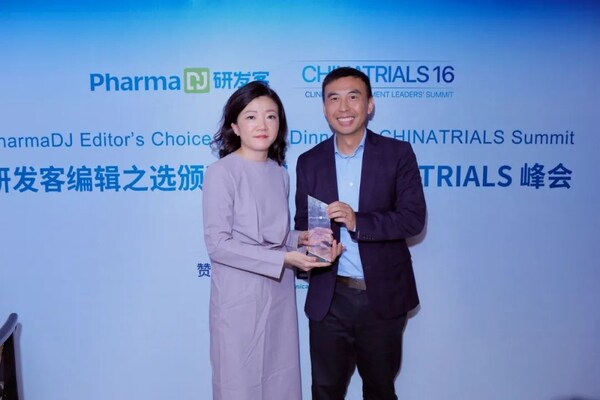諾華中國及國際業(yè)務(wù)部中國戰(zhàn)略負(fù)責(zé)人唐瀟青（左）代表公司領(lǐng)獎，舶望制藥投資者關(guān)系/戰(zhàn)略負(fù)責(zé)人王衍（右）代表公司領(lǐng)獎