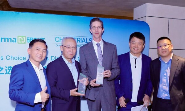 齊魯銳格醫(yī)藥聯(lián)合創(chuàng)始人、首席技術(shù)官鐘聞歌（左一）和聯(lián)合創(chuàng)始人、首席運(yùn)營官鐘敏（左二）代表公司領(lǐng)獎，羅氏全球合作部亞洲區(qū)負(fù)責(zé)人Harm-Jan Borgeld博士（中）代表公司領(lǐng)獎