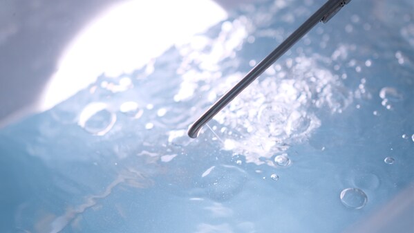 水刀通過(guò)細(xì)小的噴嘴噴出高速水射流