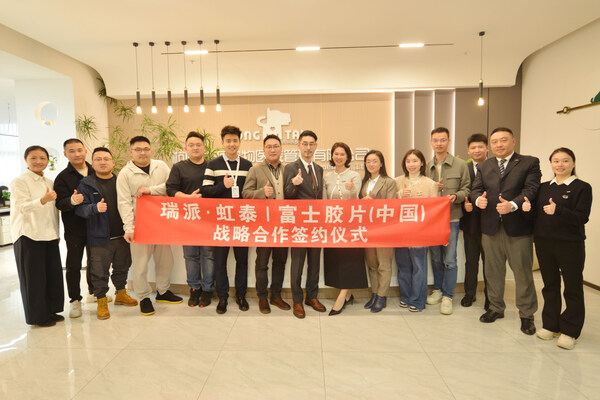 簽約儀式出席嘉賓包括（從左至右）：富士膠片（中國(guó)）動(dòng)物醫(yī)療市場(chǎng)部經(jīng)理羅麗萍女士、杭州開德生物科技有限公司銷售總監(jiān)蔣鴻浩先生、大客戶經(jīng)理嚴(yán)海濤先生、瑞派虹泰天目里轉(zhuǎn)診中心院長(zhǎng)黃耀東先生、瑞派虹泰環(huán)城總院院長(zhǎng)李磊先生、瑞派虹泰常務(wù)副總經(jīng)理張軒銘先生、杭州開德生物科技有限公司總經(jīng)理宗益波先生、富士膠片（中國(guó)）體外診斷事業(yè)部事業(yè)長(zhǎng)土屋雄亮先生、瑞派副總裁宋玲艷女士、富士膠片（中國(guó)）動(dòng)物醫(yī)療部部長(zhǎng)李梅梅女士、瑞派虹泰天目里轉(zhuǎn)診中心院長(zhǎng)應(yīng)燕燕女士、瑞派虹泰供應(yīng)鏈總經(jīng)理宋子云先生、富士膠片（中國(guó)）動(dòng)物醫(yī)療銷售部經(jīng)理金怡先生、售后經(jīng)理戚晟年先生、市場(chǎng)部產(chǎn)品經(jīng)理屠波女士