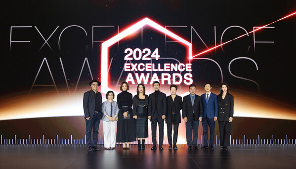 歐萊雅集團(tuán)領(lǐng)導(dǎo)與非凡人物合影，左起：宋為民教授、項(xiàng)蕾紅教授、李娜、馬嵐、馬龍、馬曉宇、鄭志忠教授、李勤教授、何瑪莉