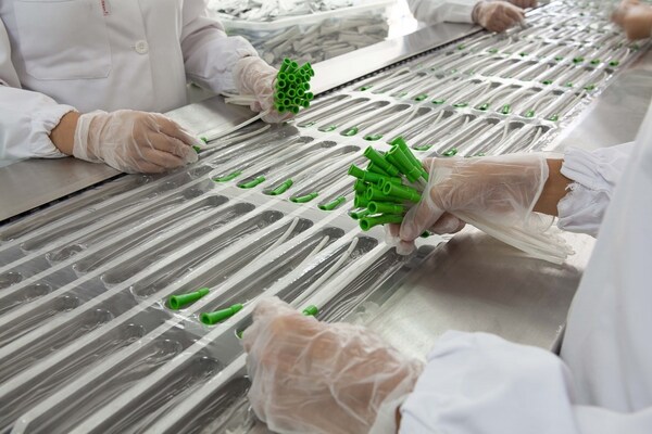 圖2.醫(yī)療器械包裝與檢測(cè)工序一隅 圖2.醫(yī)療器械包裝與檢測(cè)工序一隅