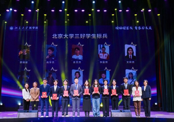 (左二)趙建君(左一)張亞瓊與獲得衛(wèi)材中國獎助學(xué)金學(xué)生代表合影 (左二)趙建君(左一)張亞瓊與獲得衛(wèi)材中國獎助學(xué)金學(xué)生代表合影