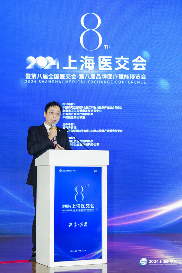 T&Uuml;V萊茵大中華區(qū)客制化服務(wù)副總經(jīng)理吳克儉發(fā)表主題演講