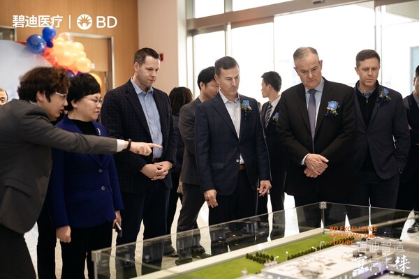 政企領(lǐng)導(dǎo)參觀碧迪醫(yī)療宜興工廠