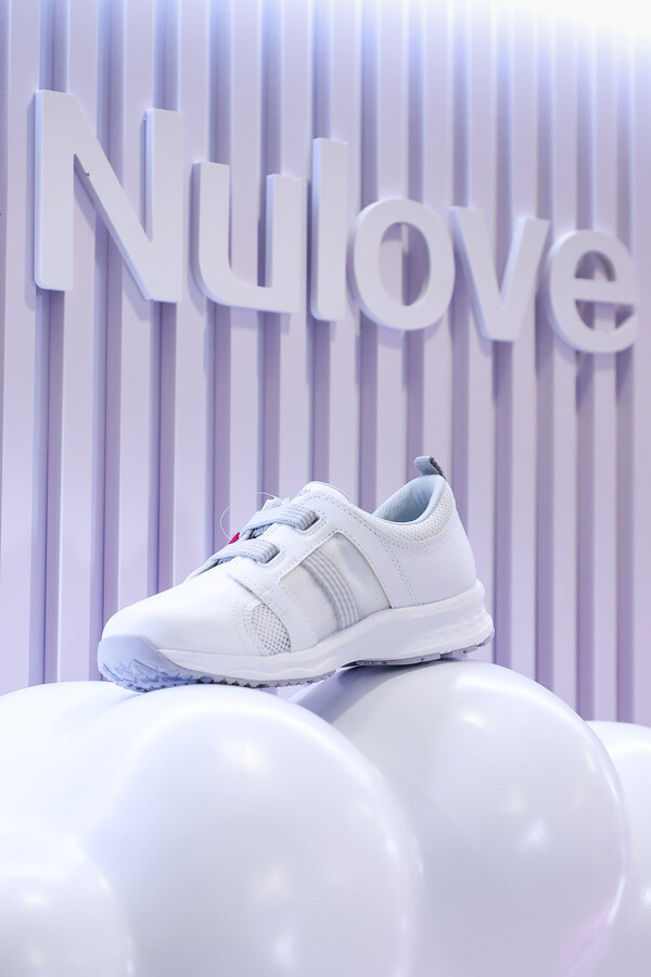 （國內(nèi)首雙以運(yùn)動鞋概念打造的醫(yī)護(hù)鞋）