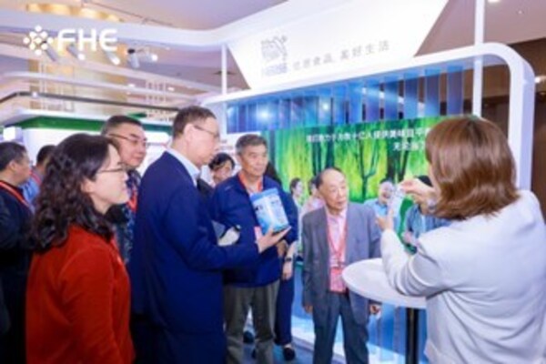 中國工程院院士、博鰲健康食品科學(xué)大會(huì)主席陳君石院士及專家團(tuán)參觀雀巢展臺(tái)