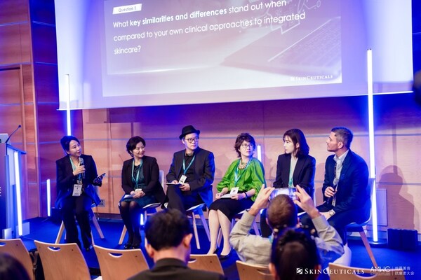 “中外視角看整全護(hù)膚未來趨勢”圓桌討論 左起北京大學(xué)第一醫(yī)院吳艷教授，南方醫(yī)科大學(xué)皮膚病醫(yī)院楊斌教授，顏術(shù)醫(yī)美創(chuàng)始人宋為民教授，四川大學(xué)華西口腔醫(yī)院醫(yī)療美容科主任王杭教授，韓國延世大學(xué)醫(yī)學(xué)院Jihee KIM教授，英國 Taktouk 診所Wassim TAKTOUK教授