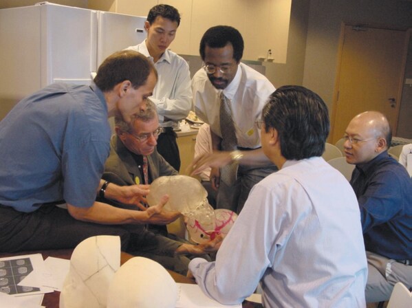 國際醫(yī)療專家團(tuán)隊(duì)在萊佛士醫(yī)院使用真人大小模型，就伊朗連體雙胞胎姐妹的分離手術(shù)各階段方案進(jìn)行了研討。