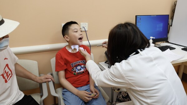 青聰泉的孩子參與嘉會(huì)“就醫(yī)體驗(yàn)日”活動(dòng)，旨在緩解自閉癥兒童的就醫(yī)恐懼
