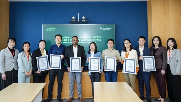 TÜV萊茵為勃林格殷格翰頒發(fā)環(huán)境與職業(yè)健康安全管理體系認(rèn)證證書 TÜV萊茵為勃林格殷格翰頒發(fā)環(huán)境與職業(yè)健康安全管理體系認(rèn)證證書