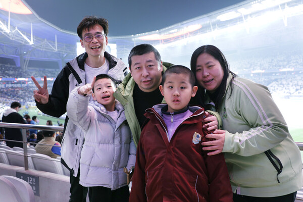 4月2日申花球賽現(xiàn)場(chǎng)，嘉會(huì)醫(yī)療邀請(qǐng)自閉癥兒童共同觀賽，感受足球競(jìng)技帶來(lái)的獨(dú)特魅力