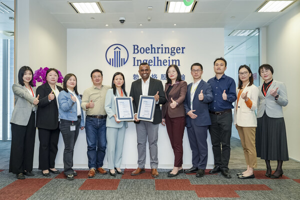 TÜV萊茵為勃林格殷格翰頒發(fā)環(huán)境與職業(yè)健康安全管理體系認(rèn)證證書 TÜV萊茵為勃林格殷格翰頒發(fā)環(huán)境與職業(yè)健康安全管理體系認(rèn)證證書