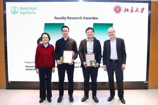 北京大學(xué)生命科學(xué)學(xué)院吳虹教授、勃林格殷格翰眼科與跨邊界研究部門全球負(fù)責(zé)人Remko Bakker博士為研究員獎(jiǎng)獲獎(jiǎng)人頒獎(jiǎng)。從左至右：吳虹、樊新元、劉志博、Remko Bakker