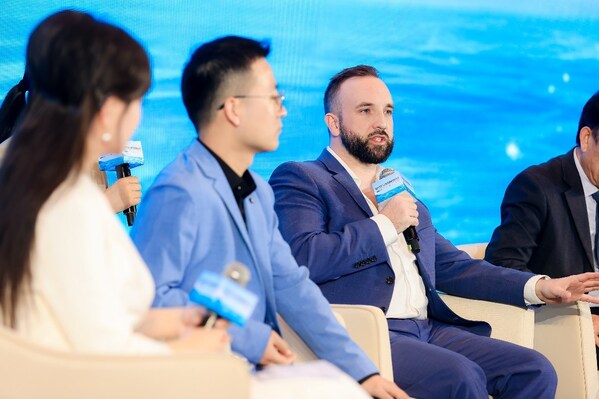 Joshua Edwards，SGS IFOS全球產(chǎn)品認證項目經(jīng)理（左三）