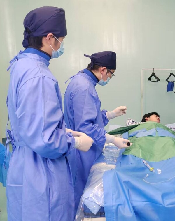 左二為醫(yī)學(xué)顧問郜俊清醫(yī)生，在該劇拍攝現(xiàn)場(chǎng)提供專業(yè)指導(dǎo)