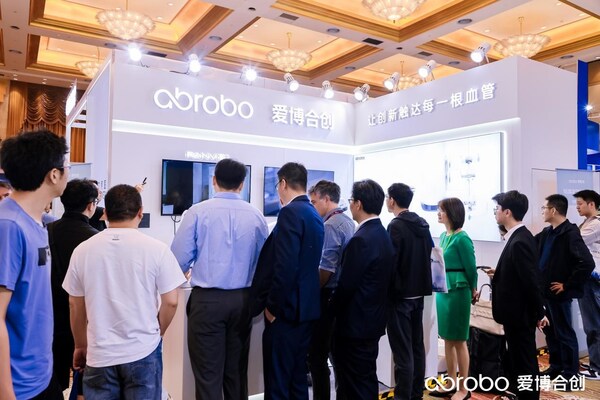 愛(ài)博合創(chuàng)展臺(tái)及觀眾