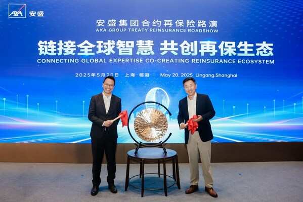 上海國(guó)際再保險(xiǎn)登記交易中心董事、總經(jīng)理趙雷（右）與安盛天平首席執(zhí)行官左偉豪（左）為路演鳴鑼開市