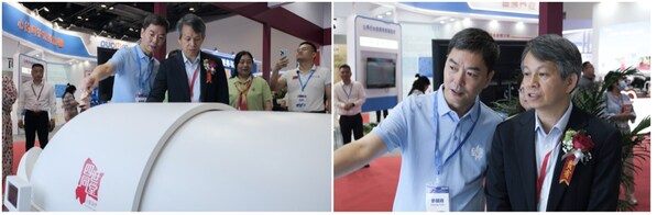 中國社會(huì)福利與養(yǎng)老服務(wù)協(xié)會(huì)會(huì)長(zhǎng)、復(fù)旦大學(xué)老齡研究院副院長(zhǎng)吳玉韶教授（右圖右），聽取四世同堂總經(jīng)理劉瑜關(guān)于第三代小分子團(tuán)水離子浴療儀的匯報(bào)