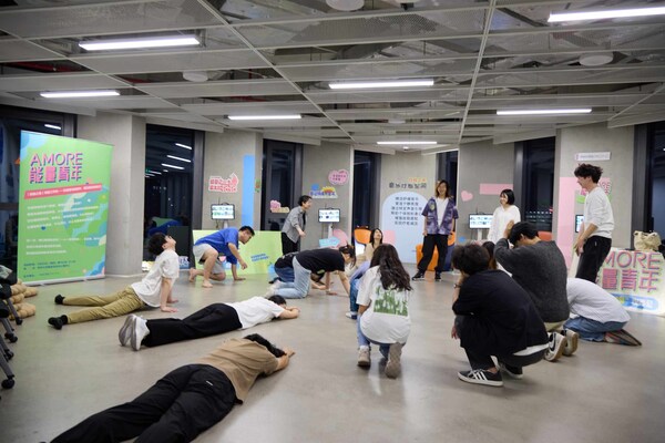 同濟大學(xué)"一人一故事"戲劇工作坊現(xiàn)場，參與者通過情緒演繹等藝術(shù)形式能量共振