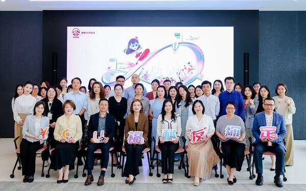 員工代表在友邦人壽員工彈性福利平臺發(fā)布啟動會