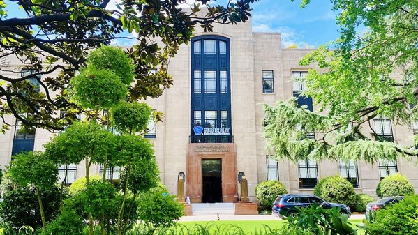 和睦家靜安院區(qū)雷士德花園煥新亮相，百年草坪開放變身“街心花園”