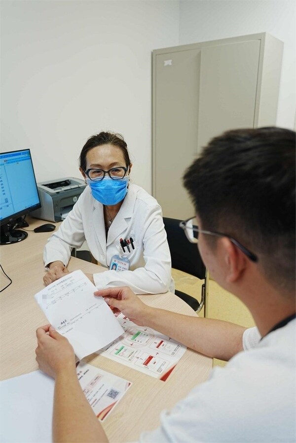 北京大學第一醫(yī)院風濕免疫科主任張卓莉開出北京首張?zhí)幏? alt=