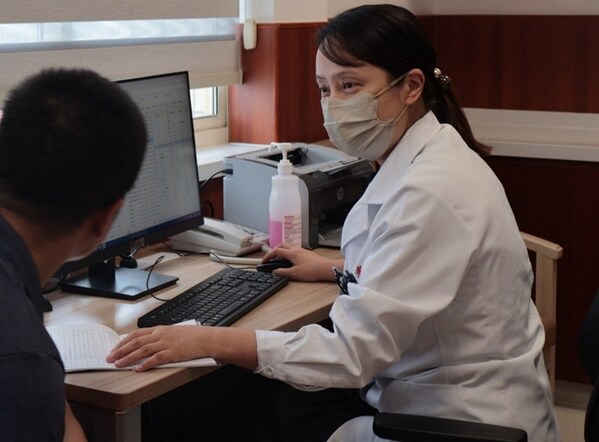 復(fù)旦大學附屬華山醫(yī)院風濕免疫科朱小霞教授在上海開出首張?zhí)幏? alt=