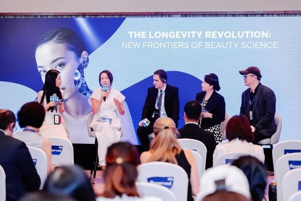 歐萊雅北亞及中國研發(fā)和創(chuàng)新中心醫(yī)學(xué)總監(jiān)牛悅青（左一）、歐萊雅北亞及中國公共事務(wù)總裁蘭珍珍（左二）、歐萊雅中國研發(fā)和創(chuàng)新中心總監(jiān)白林（左三）、北京大學(xué)第一醫(yī)院皮膚科主任醫(yī)師吳艷教授（右二）、醫(yī)學(xué)美容主診醫(yī)師培訓(xùn)專家及顏術(shù)品牌創(chuàng)始人宋為民醫(yī)生（右一）等嘉賓出席歐萊雅"長壽革命：美妝科學(xué)新前沿"圓桌論壇