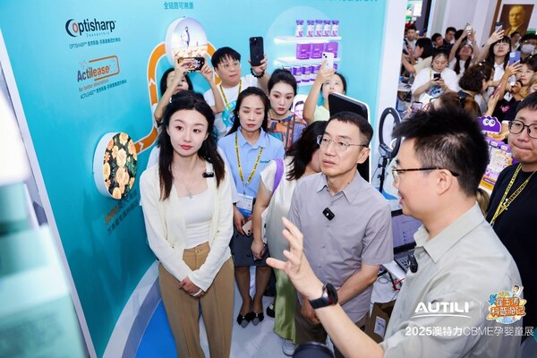 澳特力CEO與崔老師、諾香麻麻一起逛展