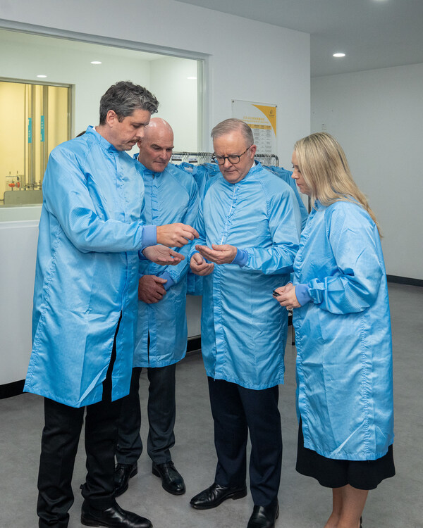 科利耳公司代表向澳大利亞總理阿爾巴尼斯及未婚妻展示人工耳蝸產(chǎn)品