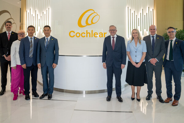 澳大利亞總理阿爾巴尼斯及未婚妻與科利耳公司代表在科利耳成都聽力產(chǎn)業(yè)中心合影